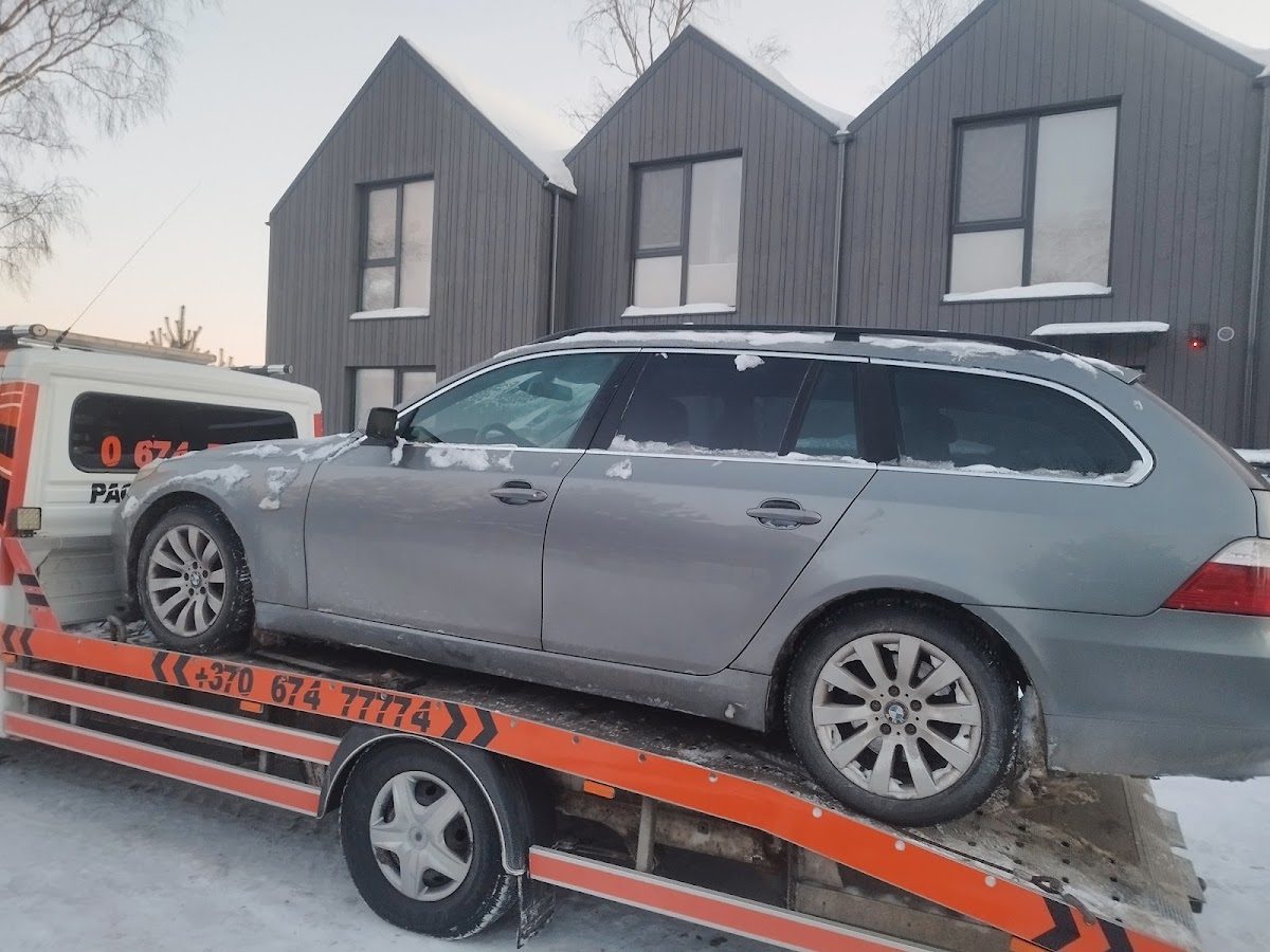 Automobilis pakrautas ant tralo