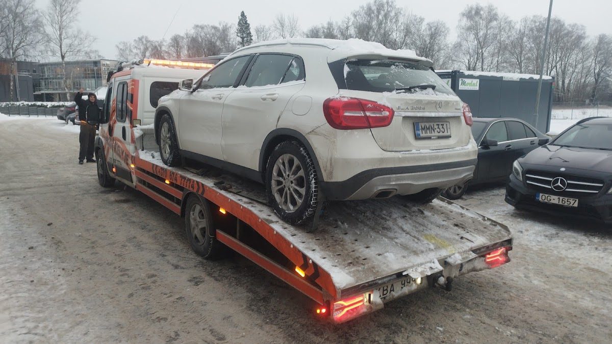 Automobilis ant tralo žiemą