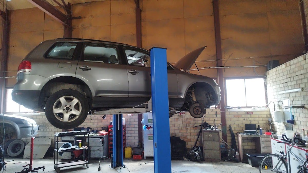 Autoservisas Palangoje — automobilis ant keltuvo